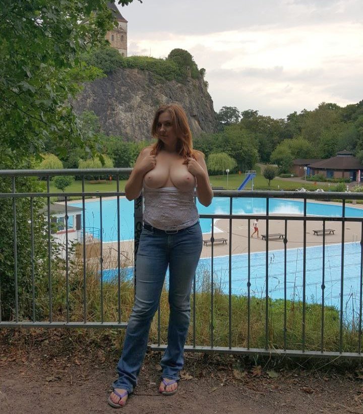 Julia, 28, from Leipzig Germany spreads and sucks #ZPNp7VpF