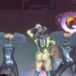 I wanna fuck glo so bad 🫣🥵 the way her shi jiggle