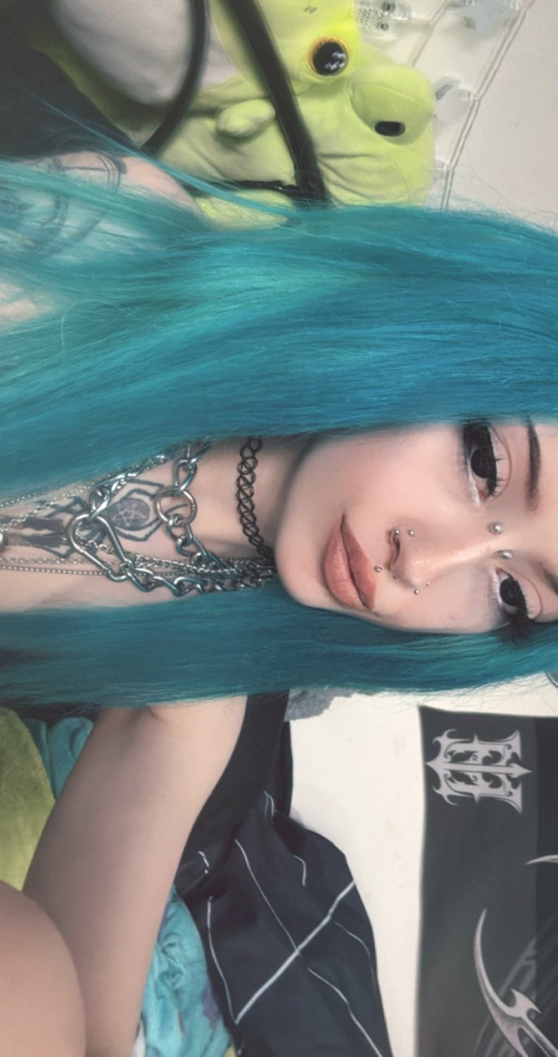 I heard you like dark, vampiric girls. Would you let me devour you #3EDagbT8