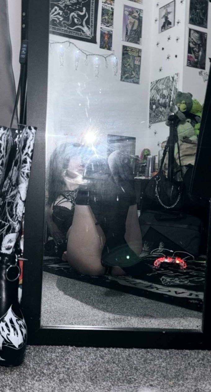 Let's fuck on the floor, I'm too horny to make it to my bed first #4eKDDRiS