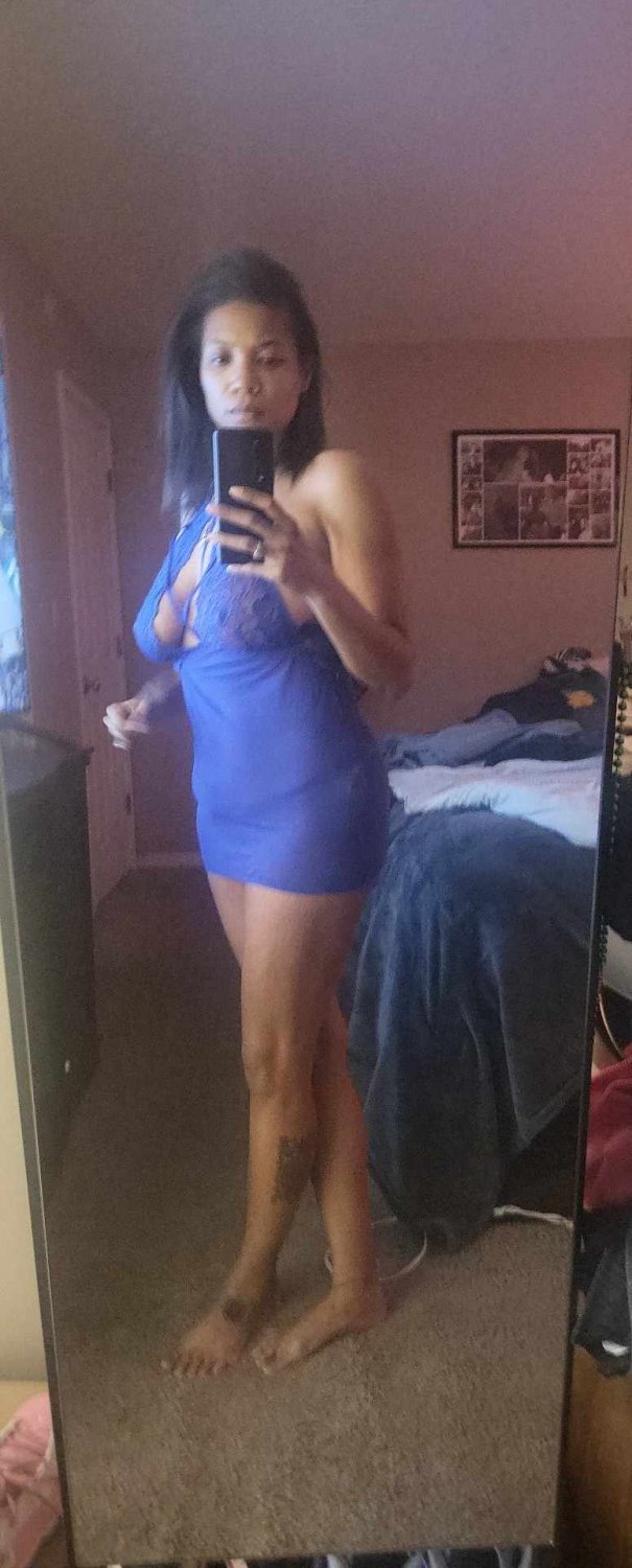 Baddie ebony milf taking selfies #4F9NRqT2