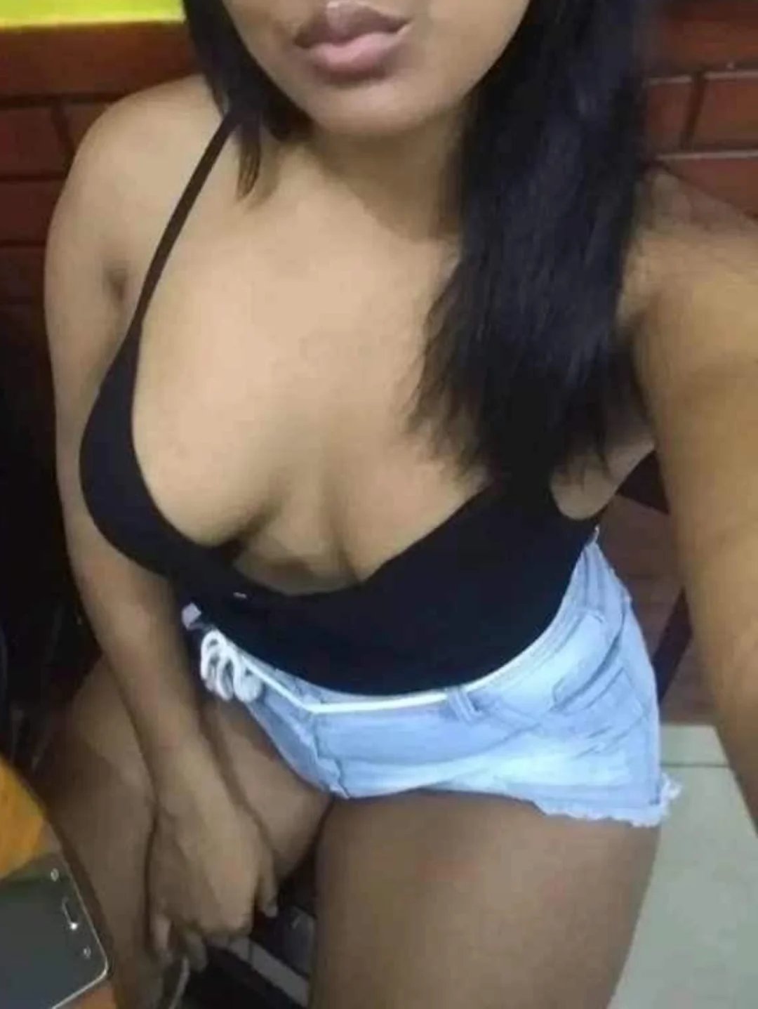 Morena peituda #6bOPE7RU