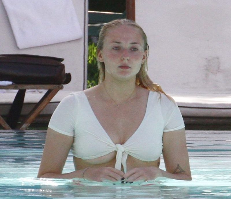 Sophie Turner  #6F77QsE5