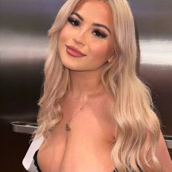 Putinha de tetas enormes