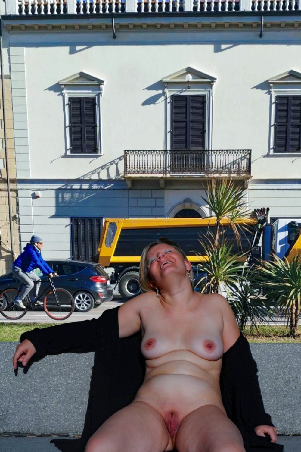 naked flashing on public bench... #7BNait06