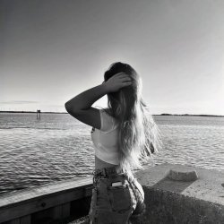 Blonde slut only know how to show off her ass