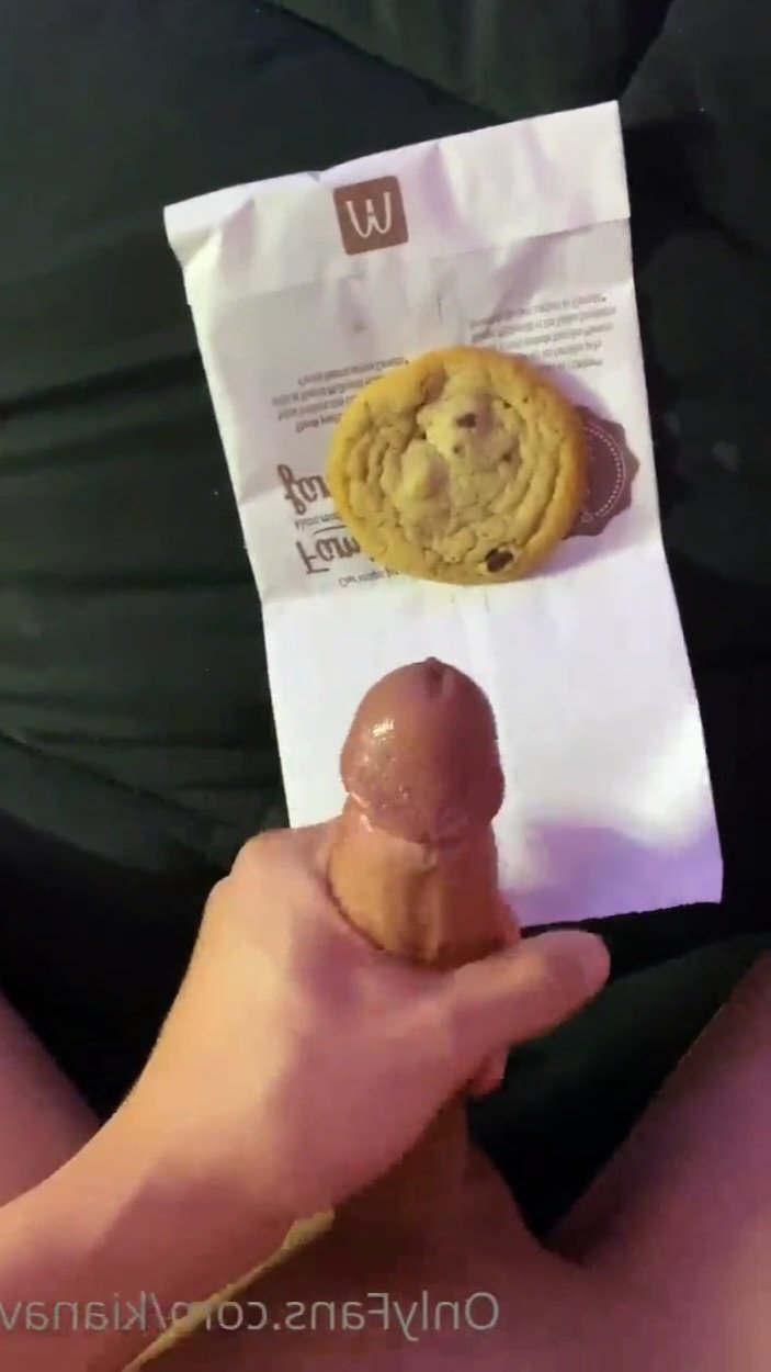 Cute Trans Kiana Cums on Cookies and Eats Them #a0q0H9lz
