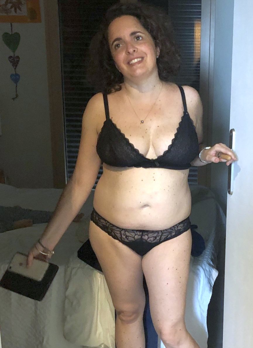 A chubby mom of three spreads #ayn0giZO