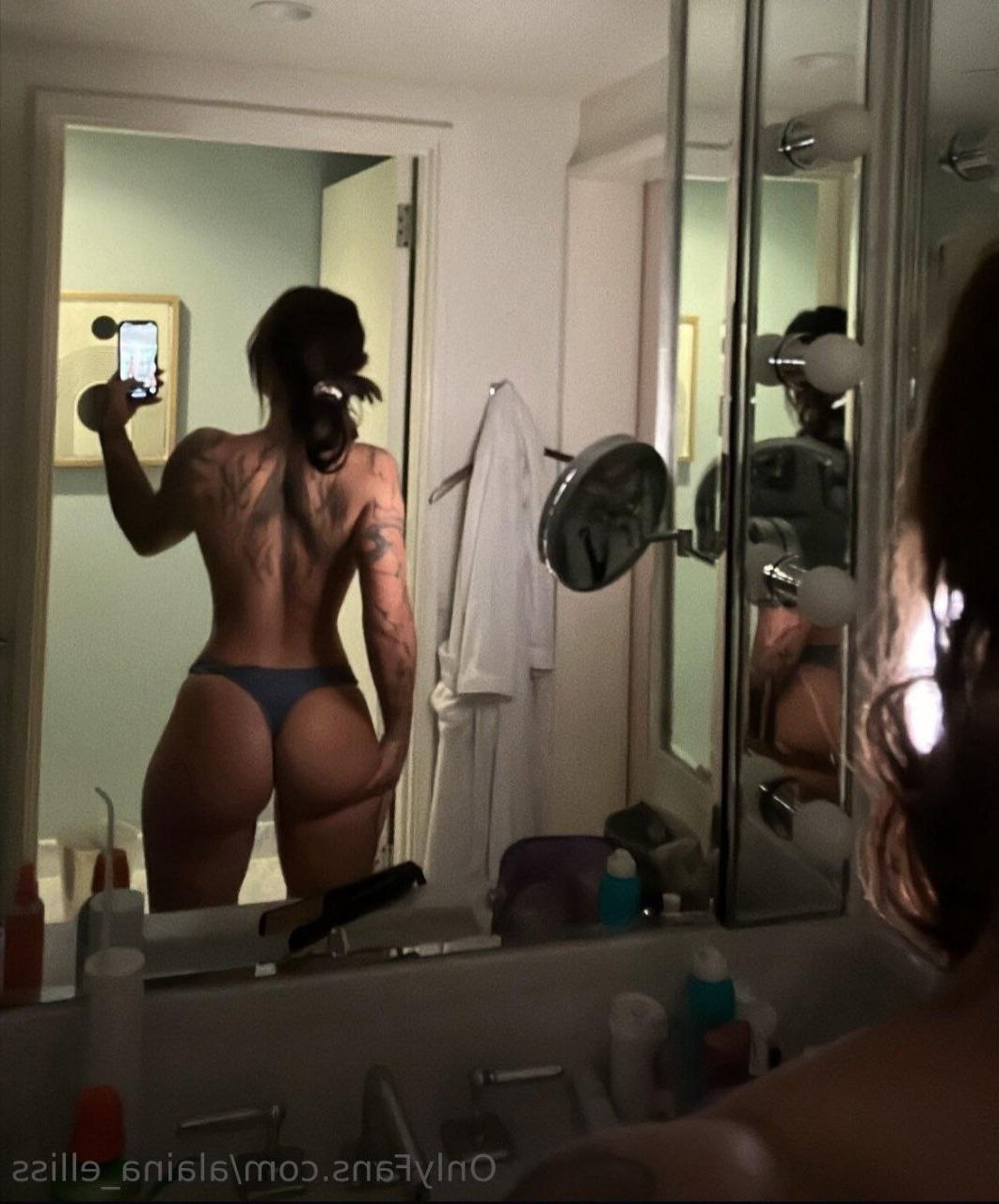 Hot Milf pulling her pants down to Twerk #bYJaJNgq