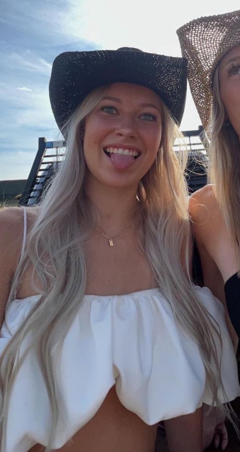 My cousin used to be innocent. Cocaine is ruining her. She probably sucks dick for coke #CmbwHfat