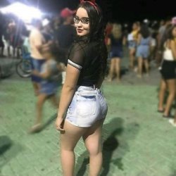 Safadinha vazada fudendo com os amigos