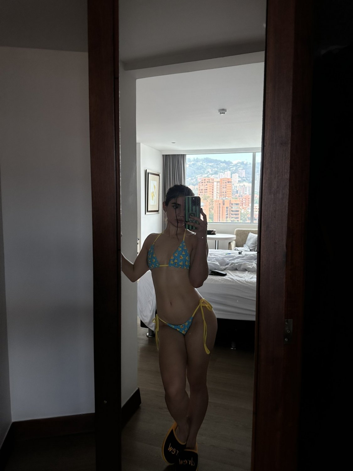 Alana Flores #DQFQlxEM