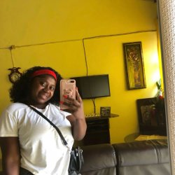 She kinda look good, não acha m?