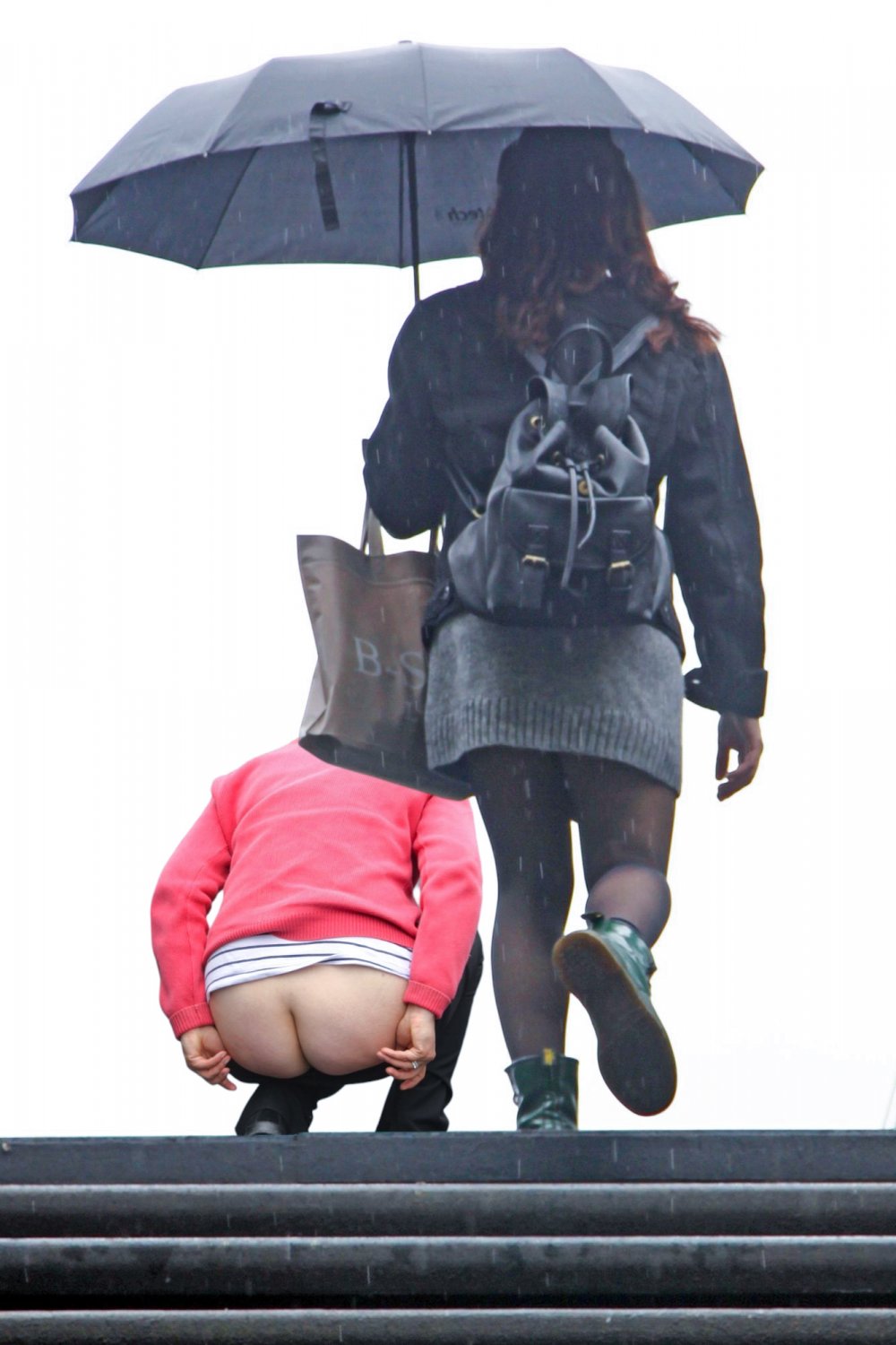 flashing ass in the rain... #EhGuNcf7