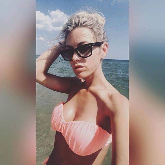 Angela Webslut #eOzrUXUP