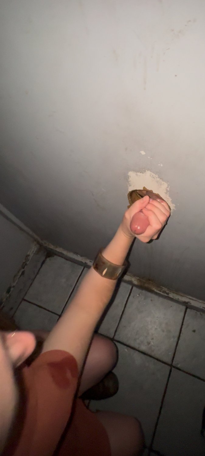 I got used like complete filth, I born to make men cum anywhere anytime. Use me to drain your cocks #GWEjiiN9