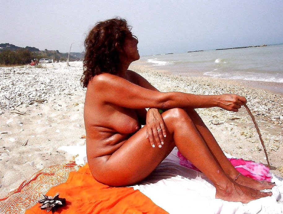 Bianca - Italian Milf Loves To Flash Her Charms.  (pic2) #GXNt1ktb