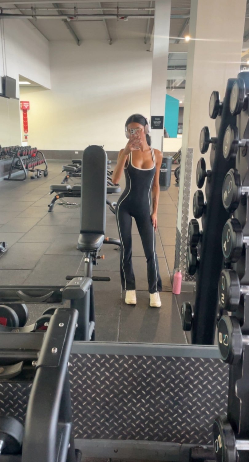 She works out like she knows you're watching #GyIbCDt7