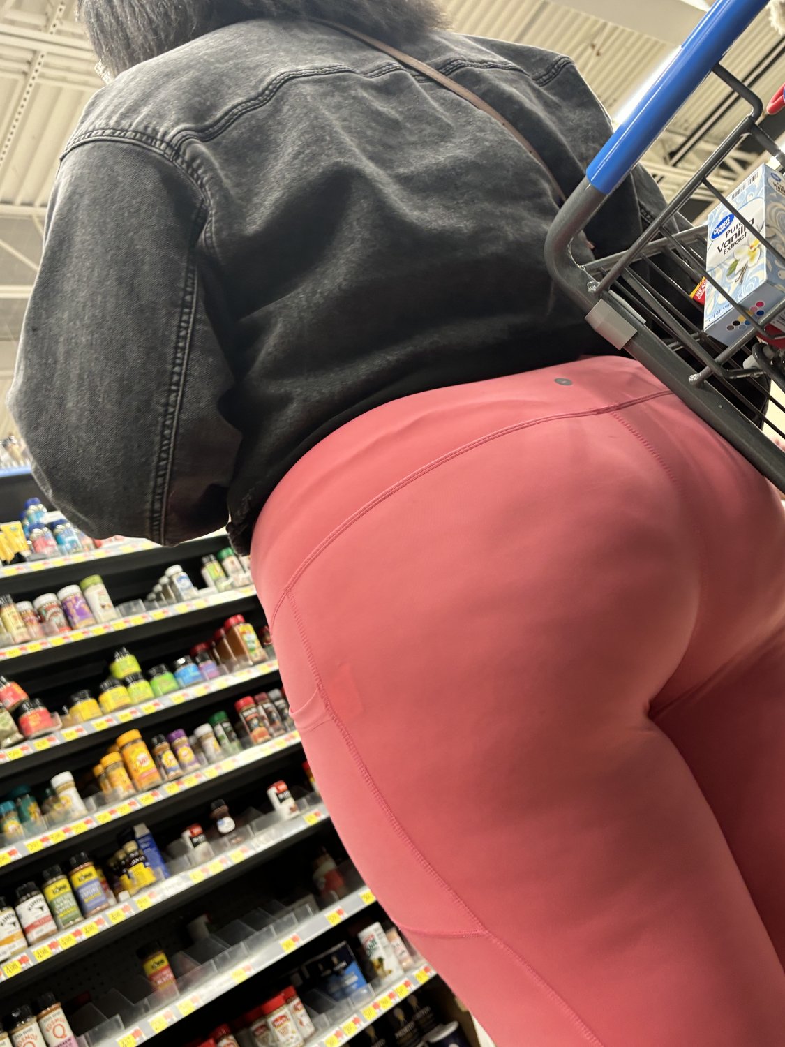 Think Booty Ebony in pink leggings (Thong) #Ipx0MyrA