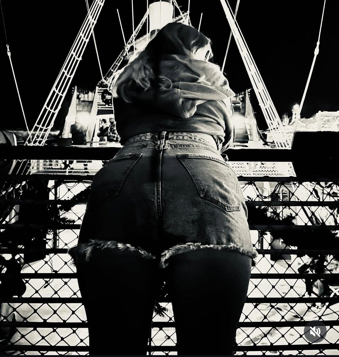 Blonde slut only know how to show off her ass #iWf6FsMJ