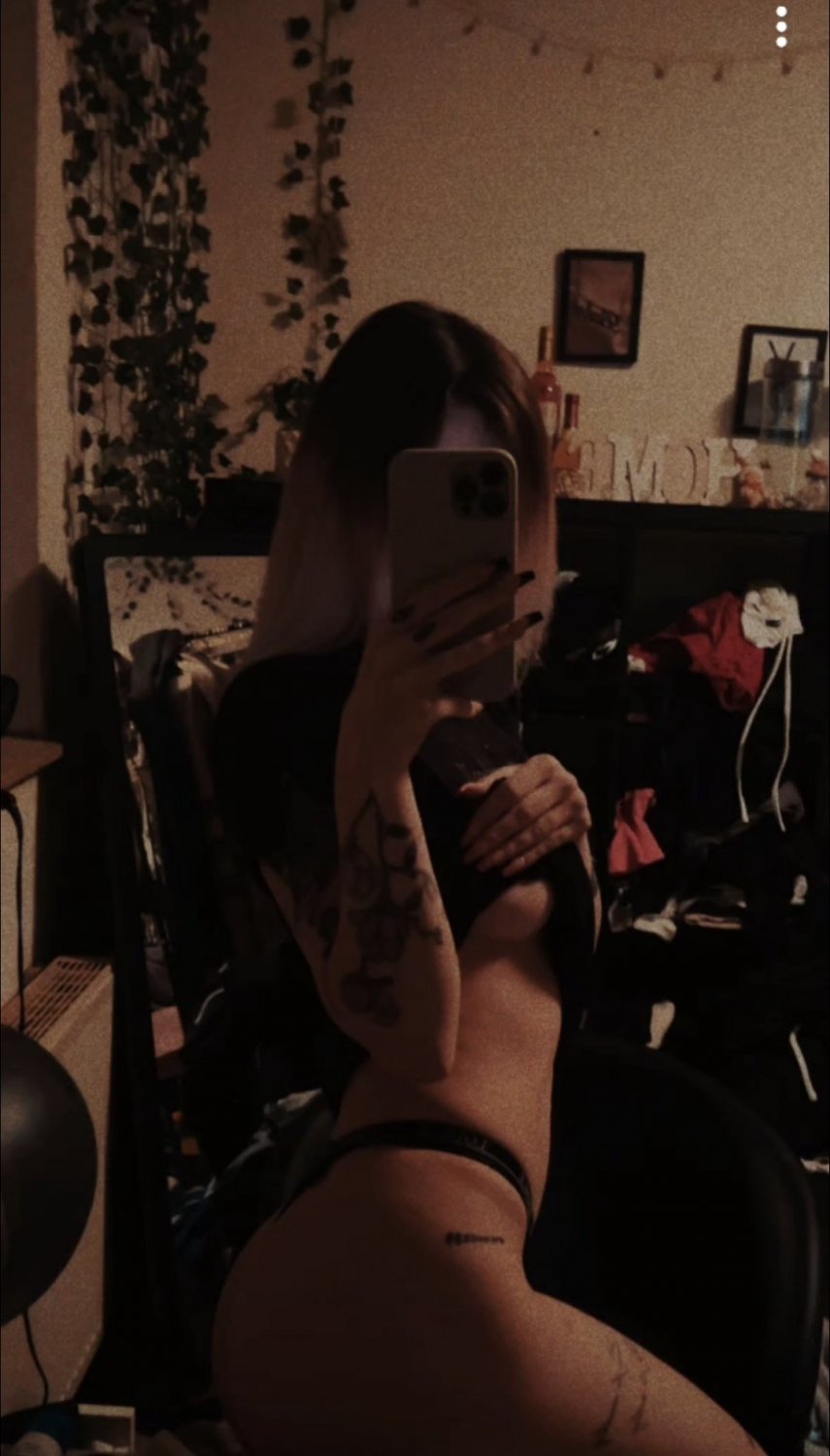 German Webslut Jennifer teasing dicks on snap #jaPUC9Tj