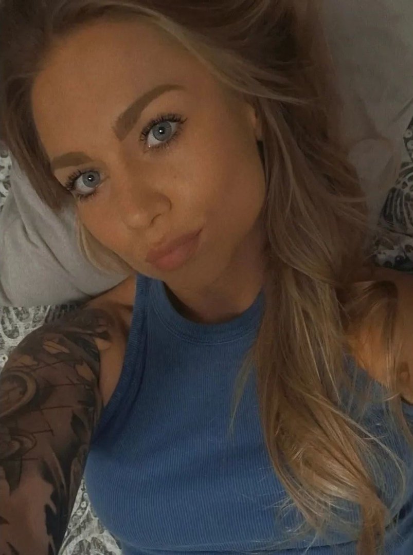 German snapslut mom Karina shows her fake tits proudly #jghS0QS2