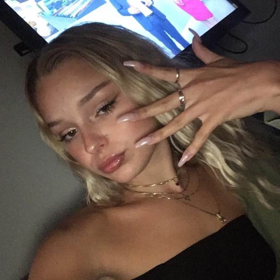 Goth slut Sophie, 19, likes showing it all off #jRL22Xor