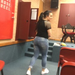 Thick Italian PAWG in jeans