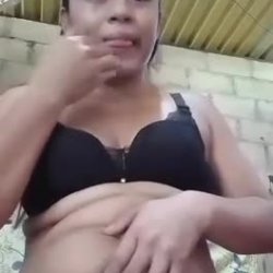 Tocandose su peludito y rico totito