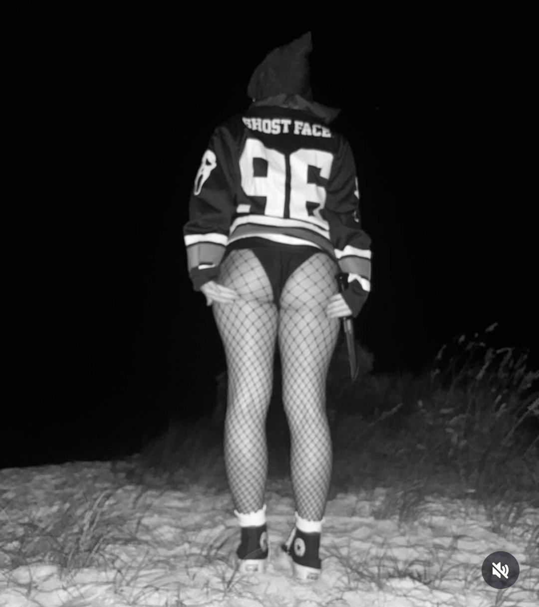 Blonde slut only know how to show off her ass #KooVBbg0