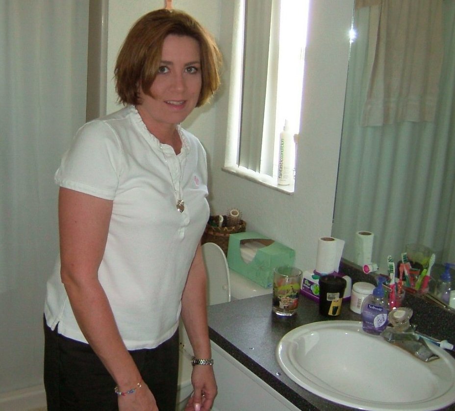 A wife & mom shoves a dildo into her asshole #KRfQrqiR