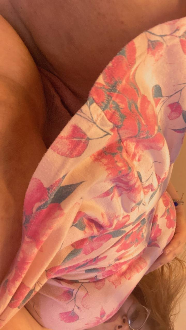 if an air passes under my dress it will pink my pussy and make you think about a lot of things... #MEsTpSSg