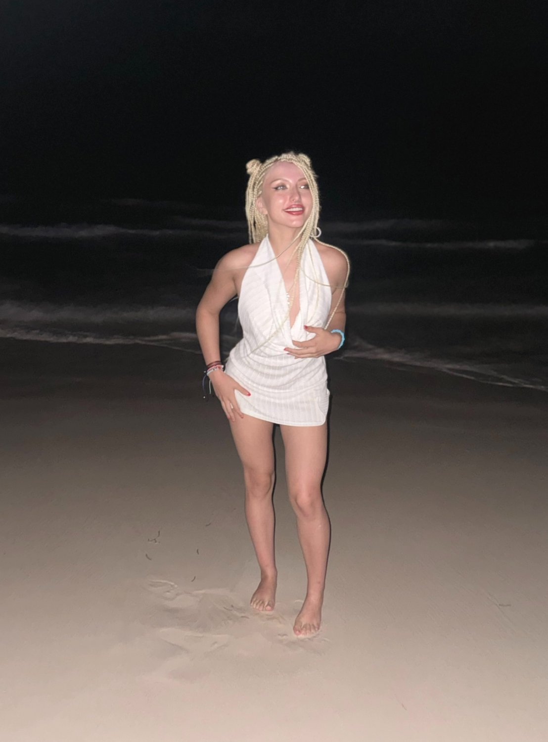 Ocean eyes, midnight skies, and a flirty little smile #Mgc2NsET