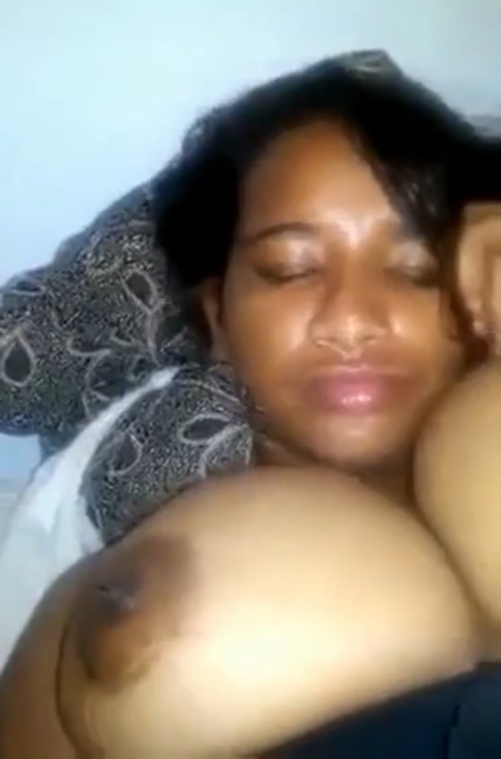 Novinha peituda não quis dormir antes de mostrar os peitão suculento 🤤😈🍆💦 #mgxDASJI