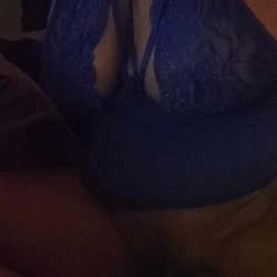 Baddie ebony milf taking selfies