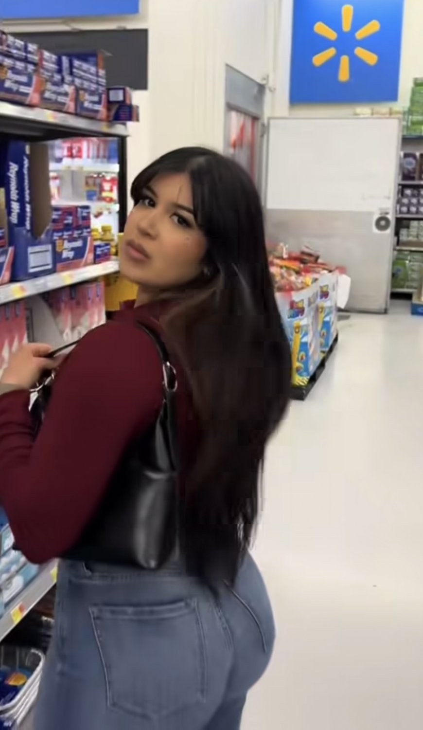 Fine Latina Reaction to getting her juicy ass filmed #MnMdnNlo