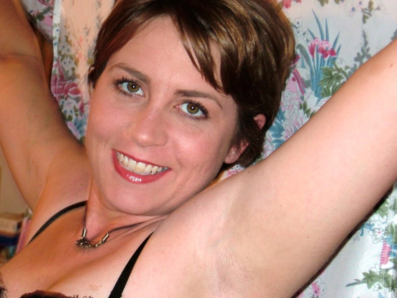 A wife & mom shoves a dildo into her asshole #MSBy7TFr