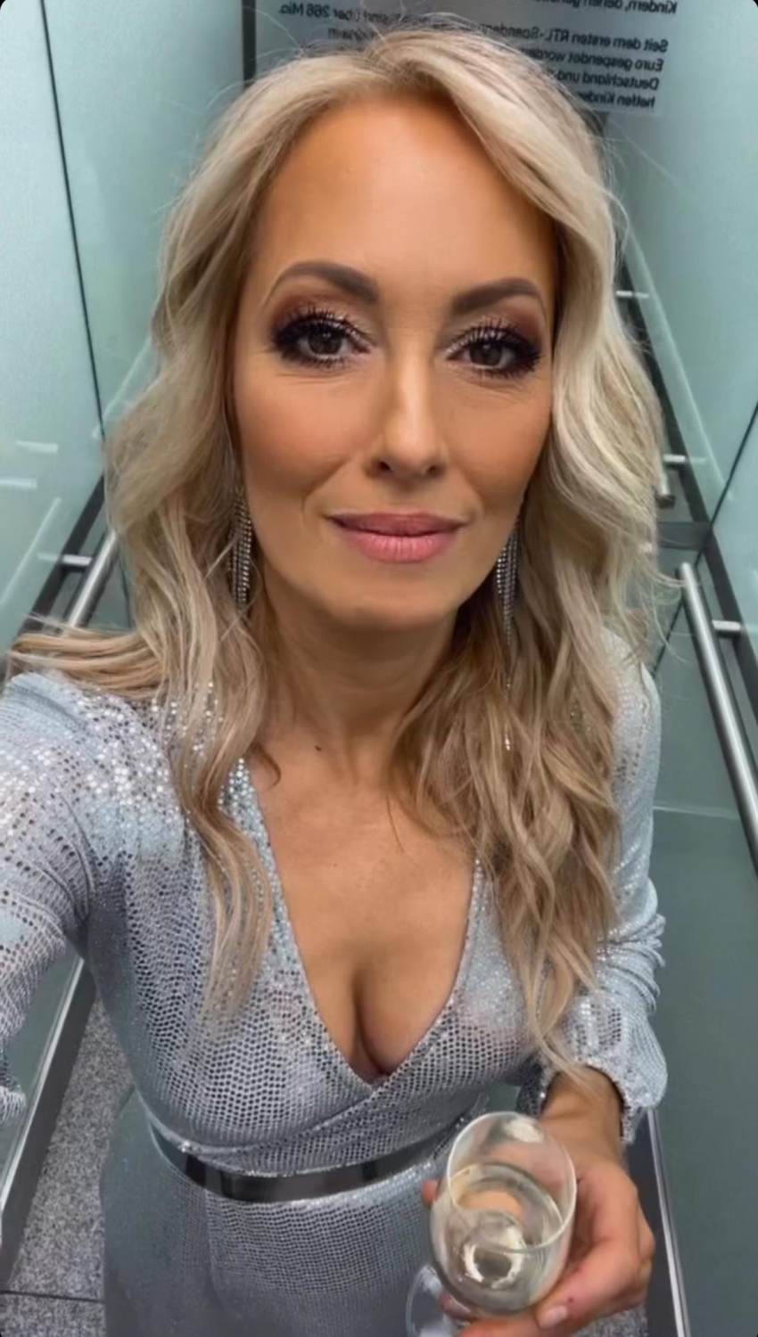 Angela Webslut #nAVNnAvQ