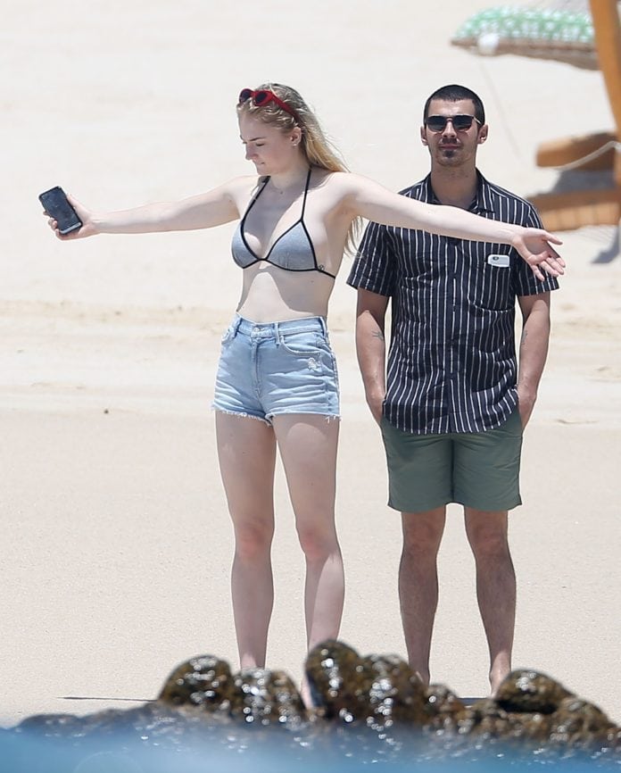 Sophie Turner  #NdywCEeC