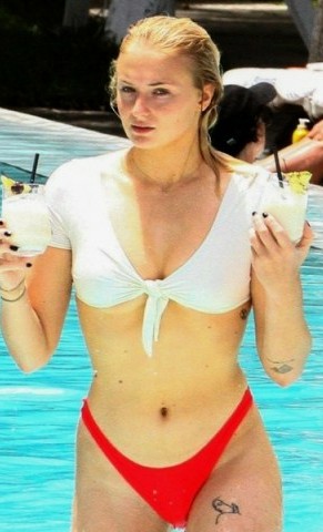 Sophie Turner  #OJqyR0Qv