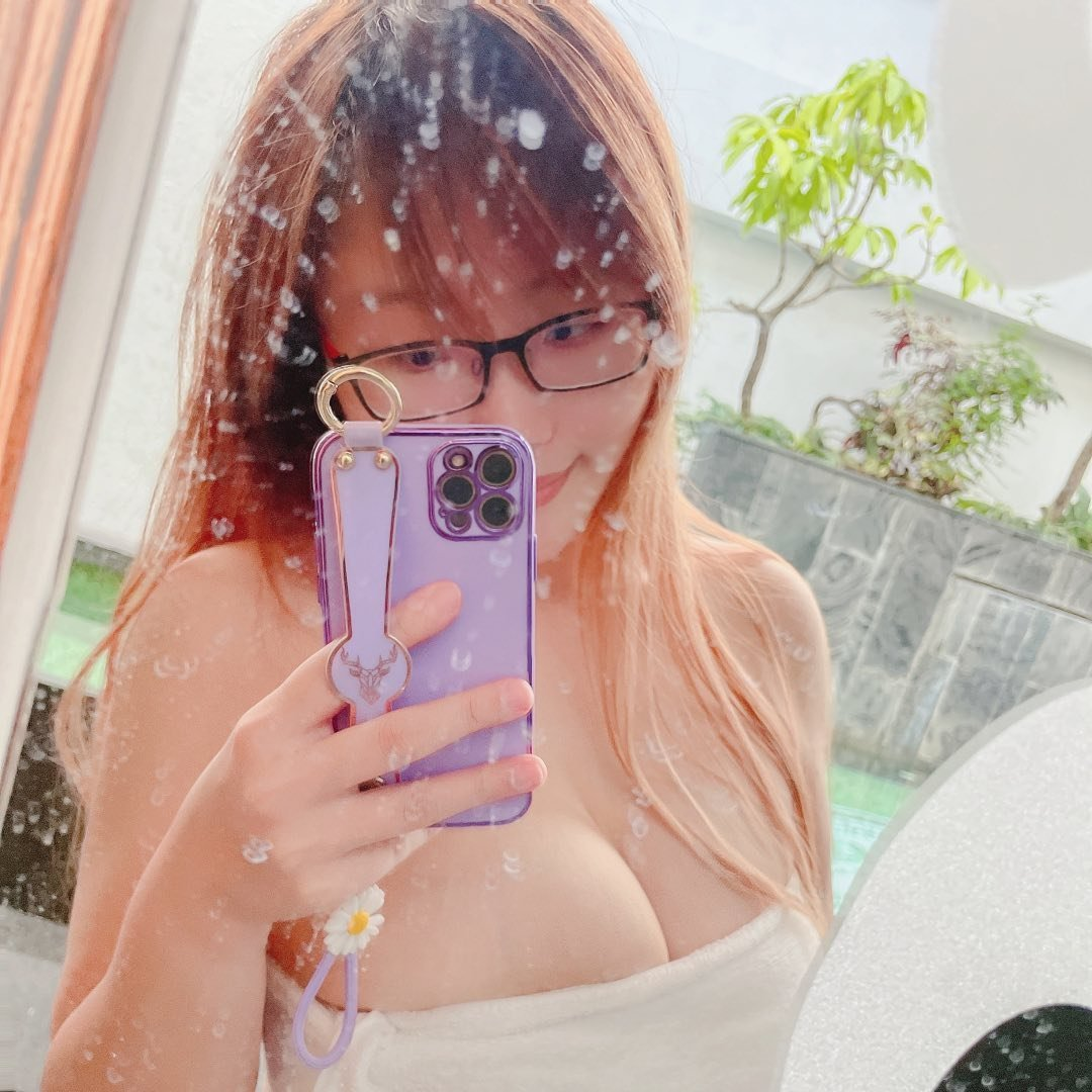 Busty Asian office lady enjoys sex in the free time #Pe32Yyc6