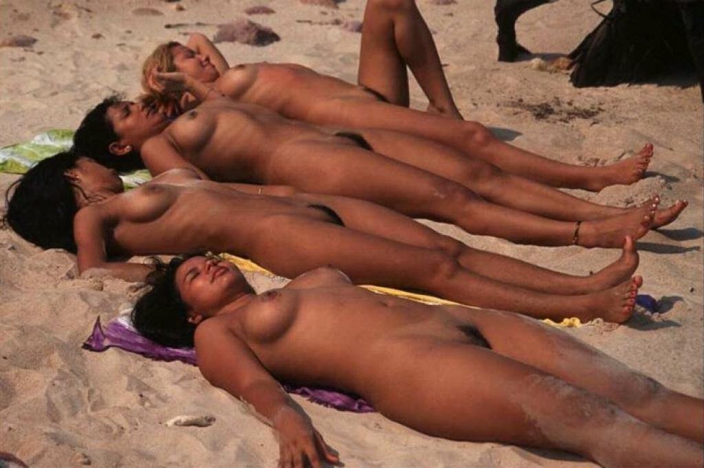 Topless friends at the beach #pUlEcKxN