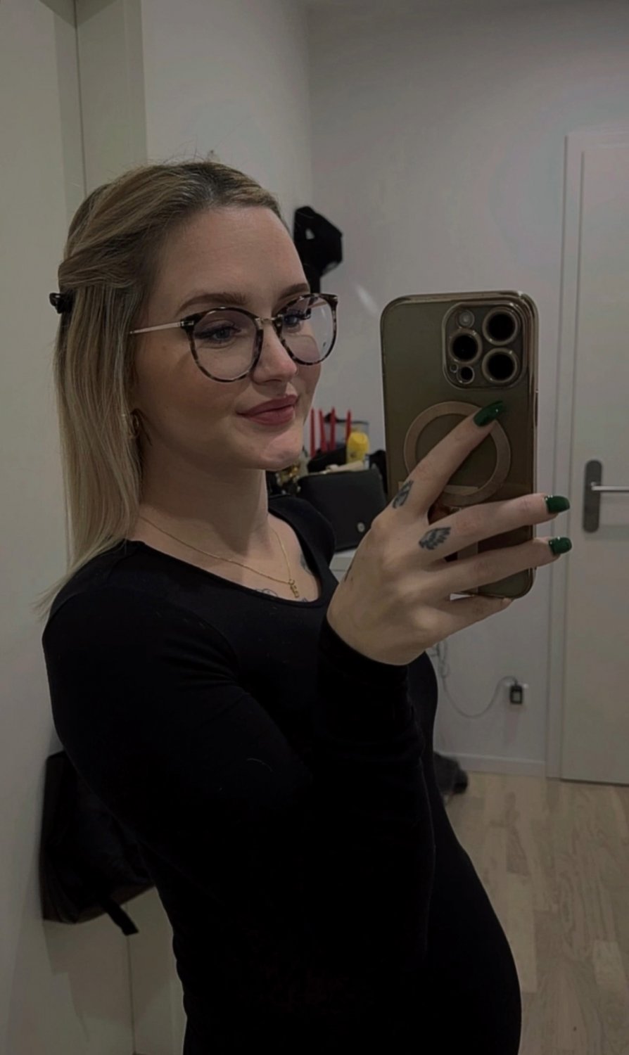 German Webslut Jennifer teasing dicks on snap #pWbazqwY
