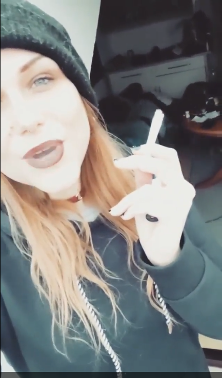 Sexy Smokers #Q0GzCx7L