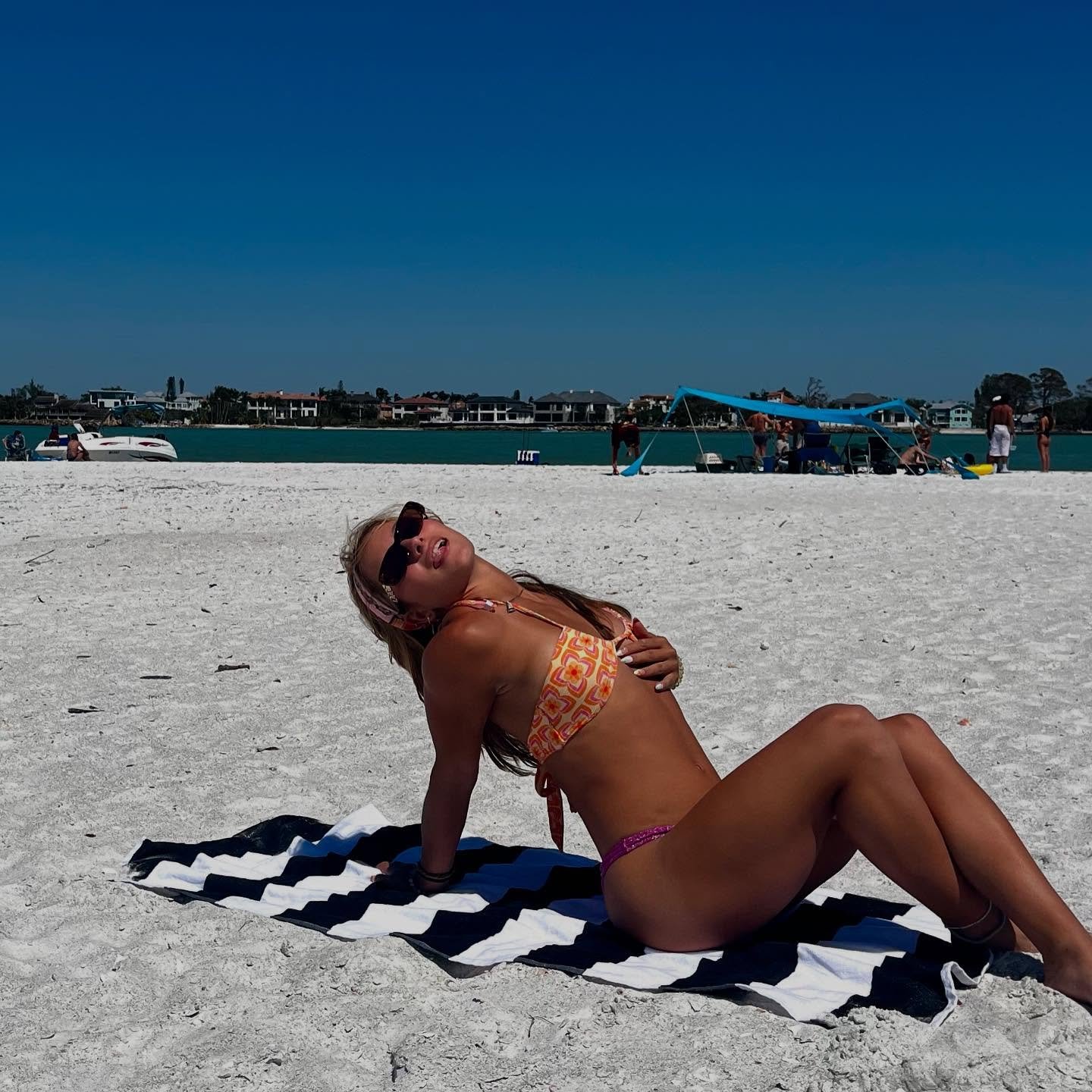 Gorgeous Isabella by the beach #qJWTm3po