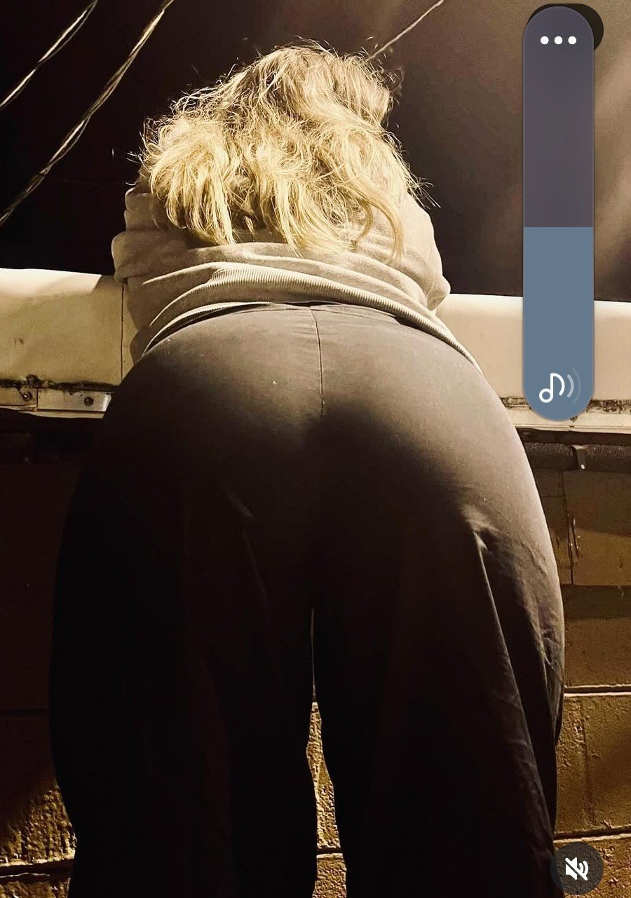 Blonde slut only know how to show off her ass #QnFT5fd7