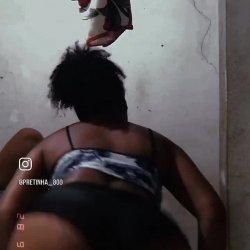 pretinha cuzudinha