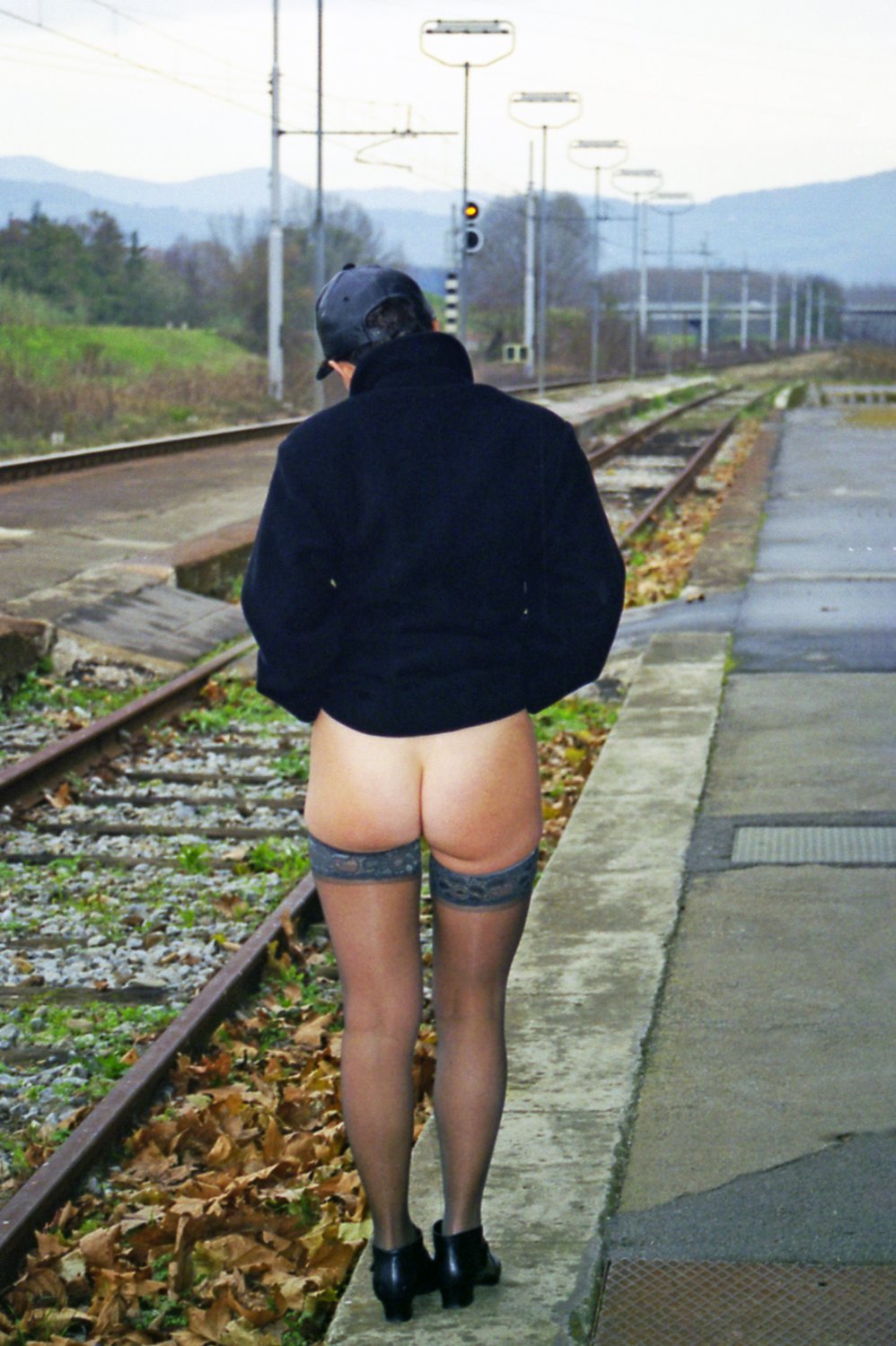 show ass on the train station #RXDuYrNA