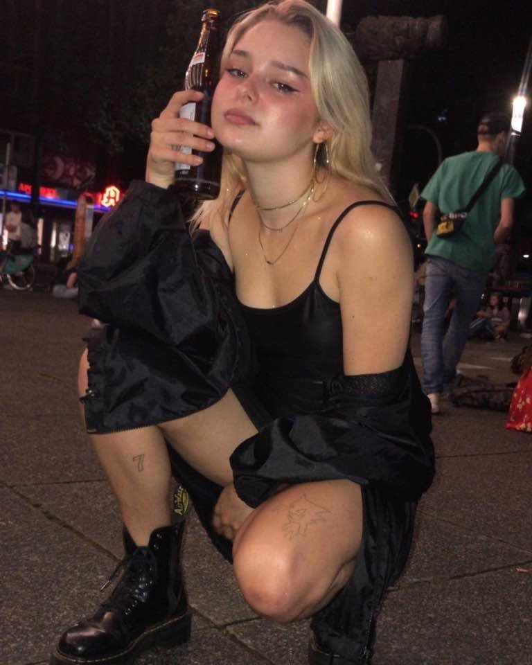 Goth slut Sophie, 19, likes showing it all off #SFJayZUg