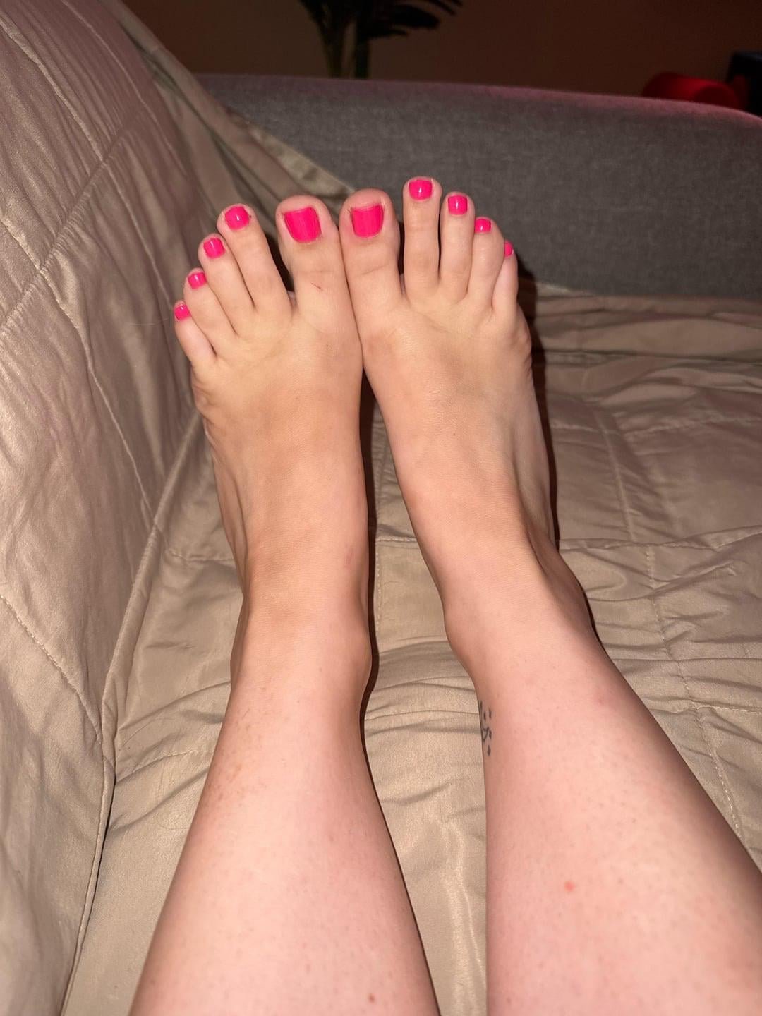 big girl's feet #Swt7mGIV
